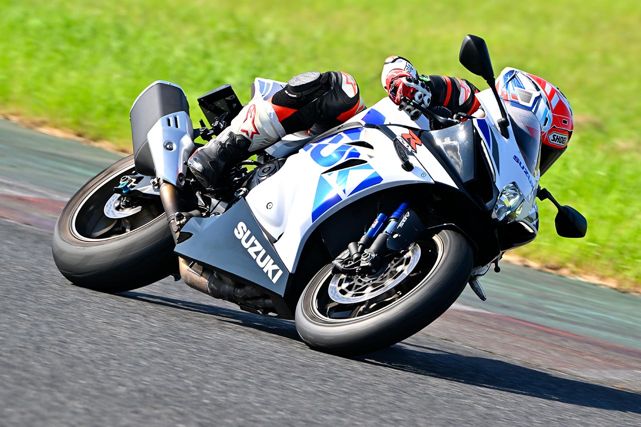 車両メーカーの指定空気圧をベースに、走行ごとに10kpa(0.1kgf/cm²)ずつ下げて、接地感やハンドリングの違いを探っていくと、マイベストを見つけやすい