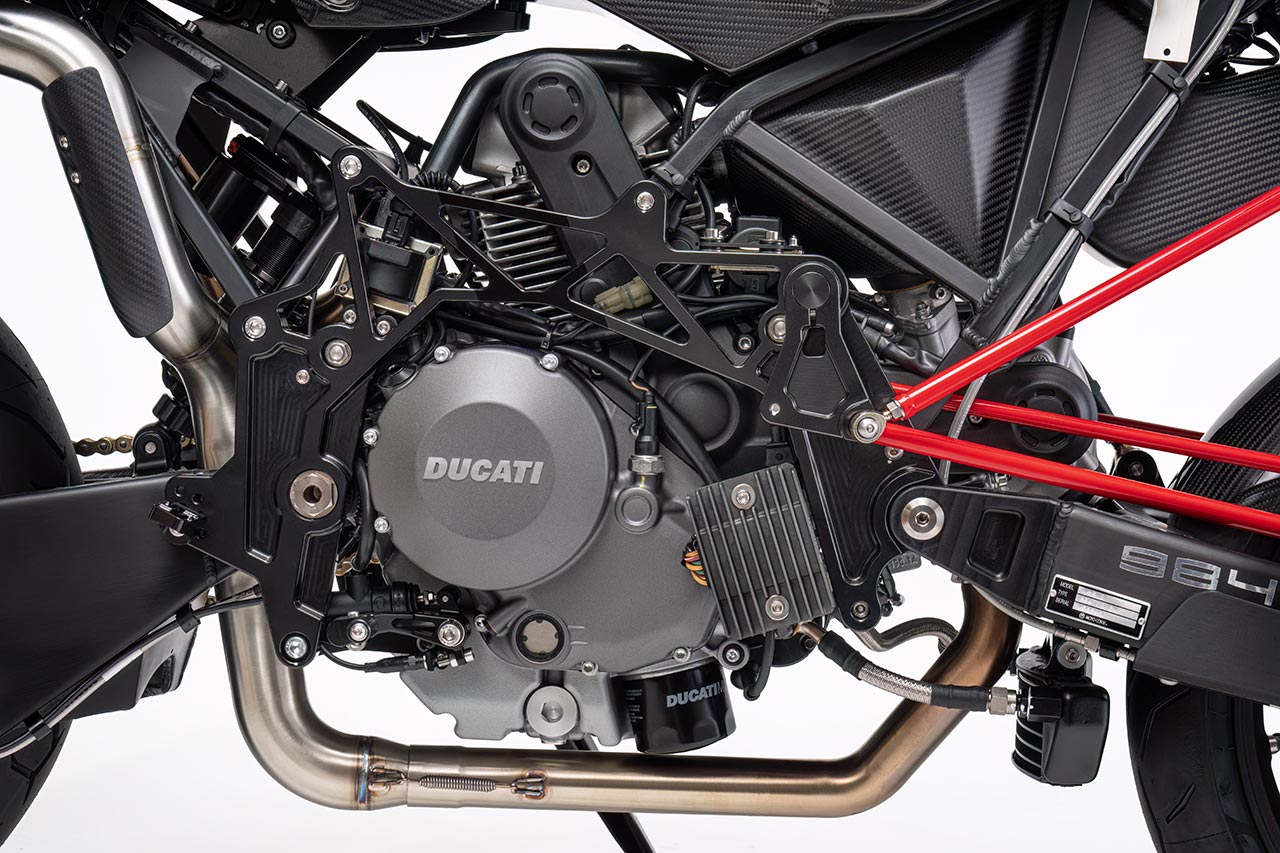 2007年からドゥカティ・ハイパーモタードなどに搭載された空冷2バルブLツイン1100EVOを採用。扱いやすい低中速トルクと、デスモドロミック特有のスムーズな吹け上がりが特徴で、軽量である点も大きな魅力だ。