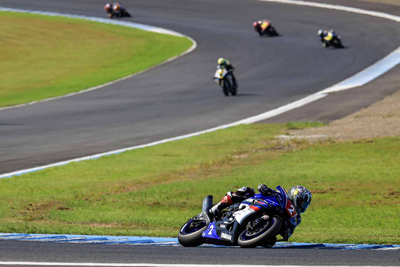 もてぎ大会は土曜決勝、日曜決勝の2レース制で開催され、中須賀は両レースとも単独での2位走行となった
