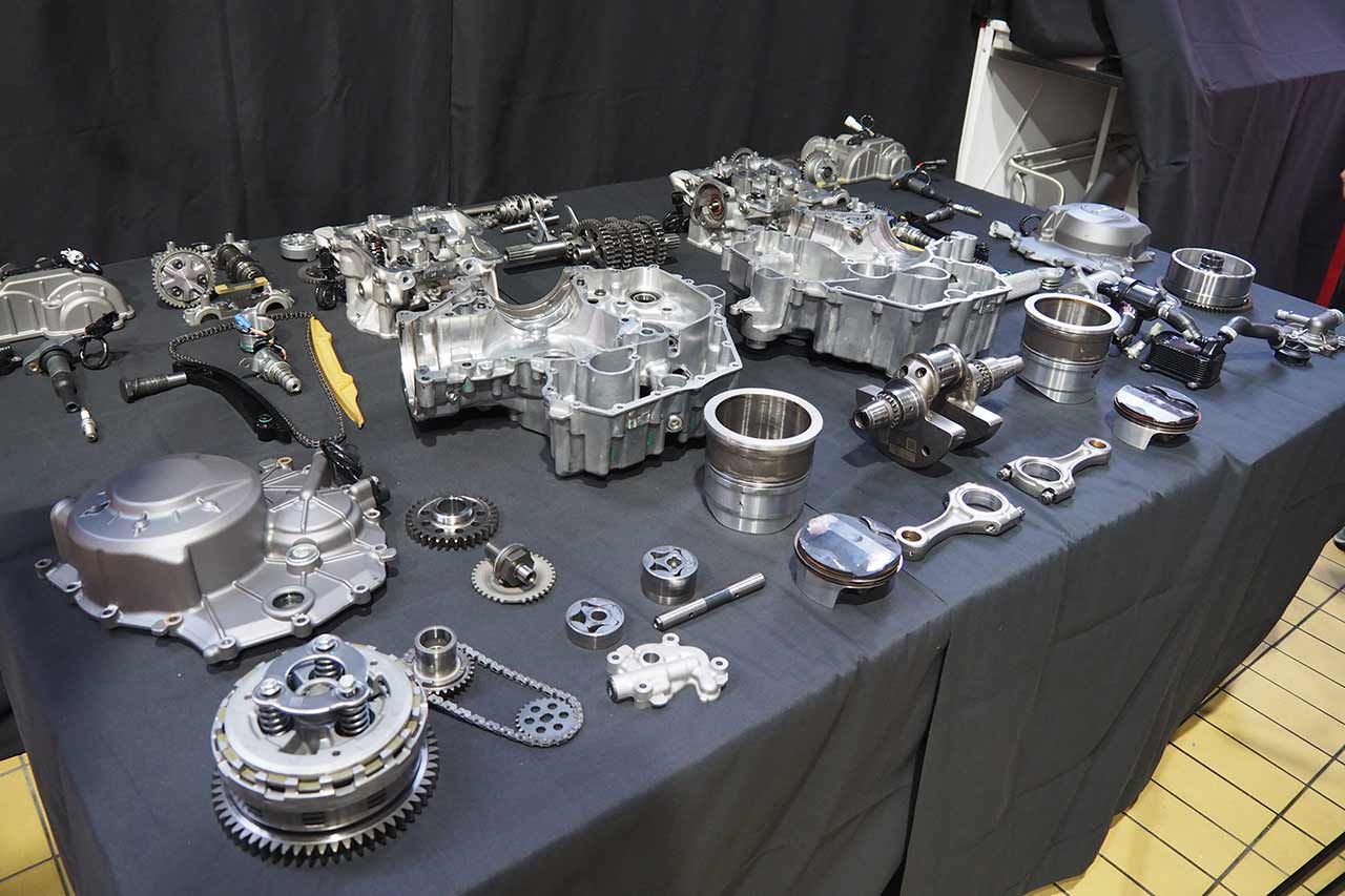 試乗会に先立ち、ドゥカティジャパン本社で新型エンジンの概要が公開された。バランスシャフトが不要な構造とし、部品点数を減らすなどして大幅に軽量化