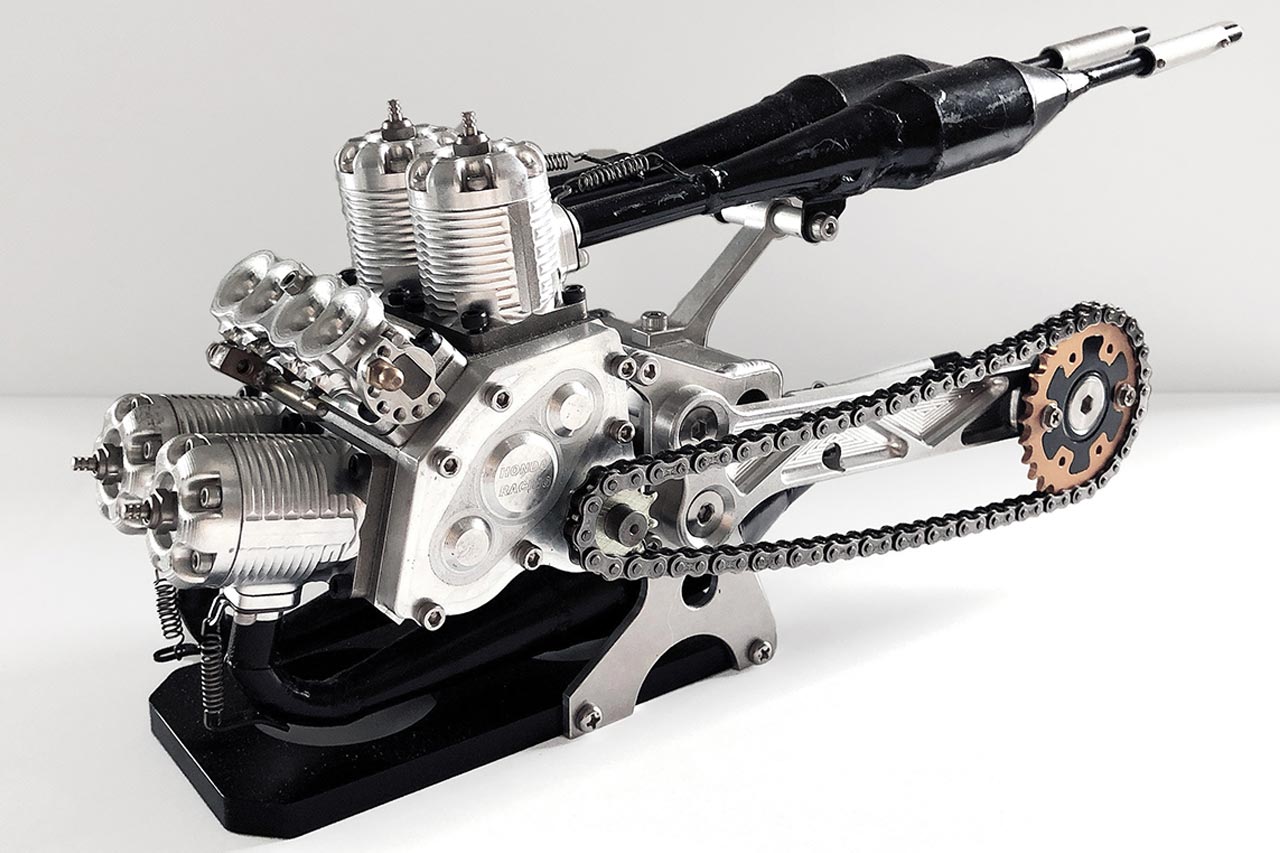 バイク好きな社員と熟練の加工技術によって作られた2ストロークV型4気筒のミニチュアエンジンは、なんと実働する。イベントなどで展示されており、ミューテック35の出展ブースで現物が見れる