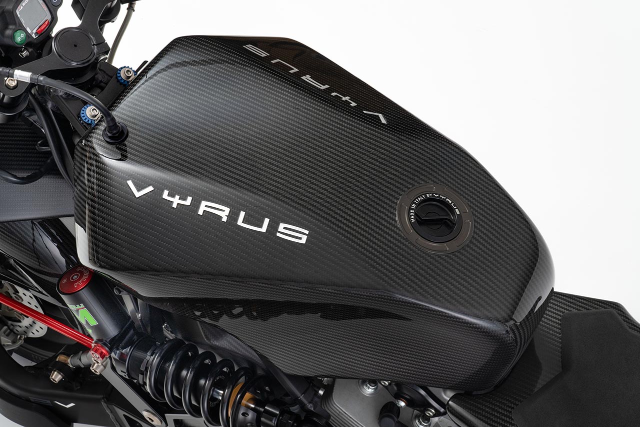 カーボンルックの外装類はアルテックス製で、オプションでカーボン製も選択できる。撮影車両はグロスクリア仕上げだが、好みのカラーやデザインでオーダーすることも可能。タンクキャップはオリジナルのクイックオープンタイプとなっている。