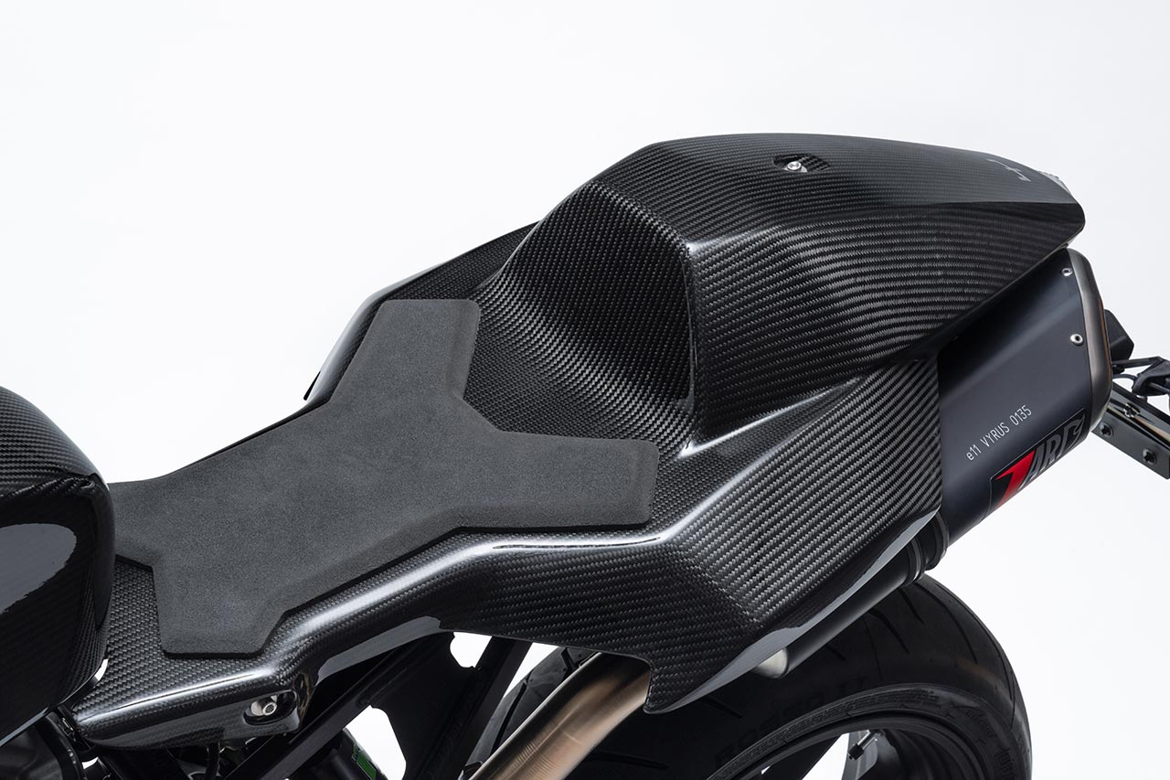 シートカウルからテールまで一体成形となっており、座面はクッションが剥き出しで、まるでレーシングマシンのような仕上がり。跨がるとかなり前傾姿勢になる。エキゾーストはザード製で、2-2レイアウトのステンレス製だ。