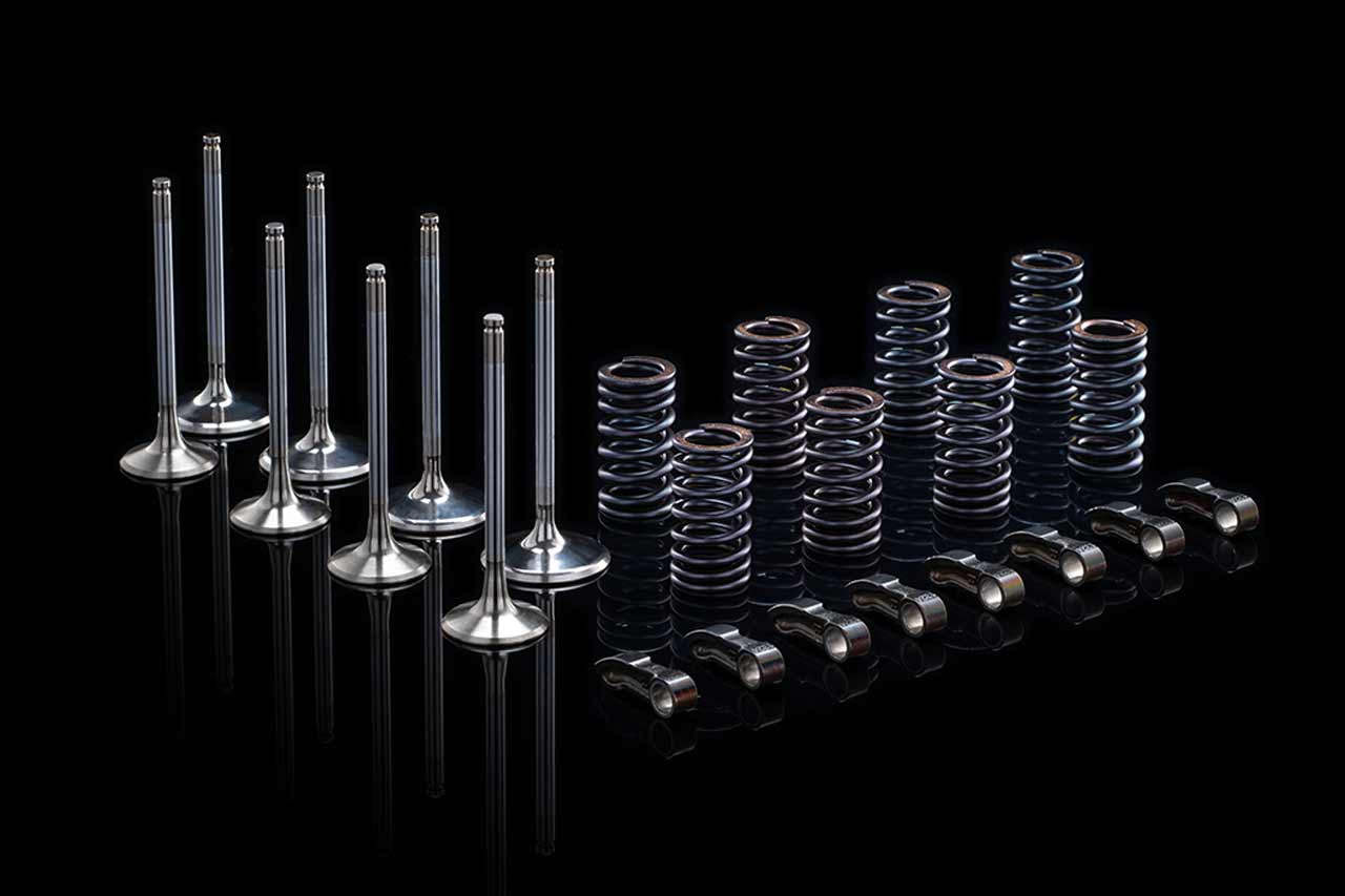 吸排気バルブはドゥカティ伝統のデスモドロミックではなく、バルブスプリングを採用。部品点数の削減やフリクションの低減、信頼性と整備性の向上に貢献