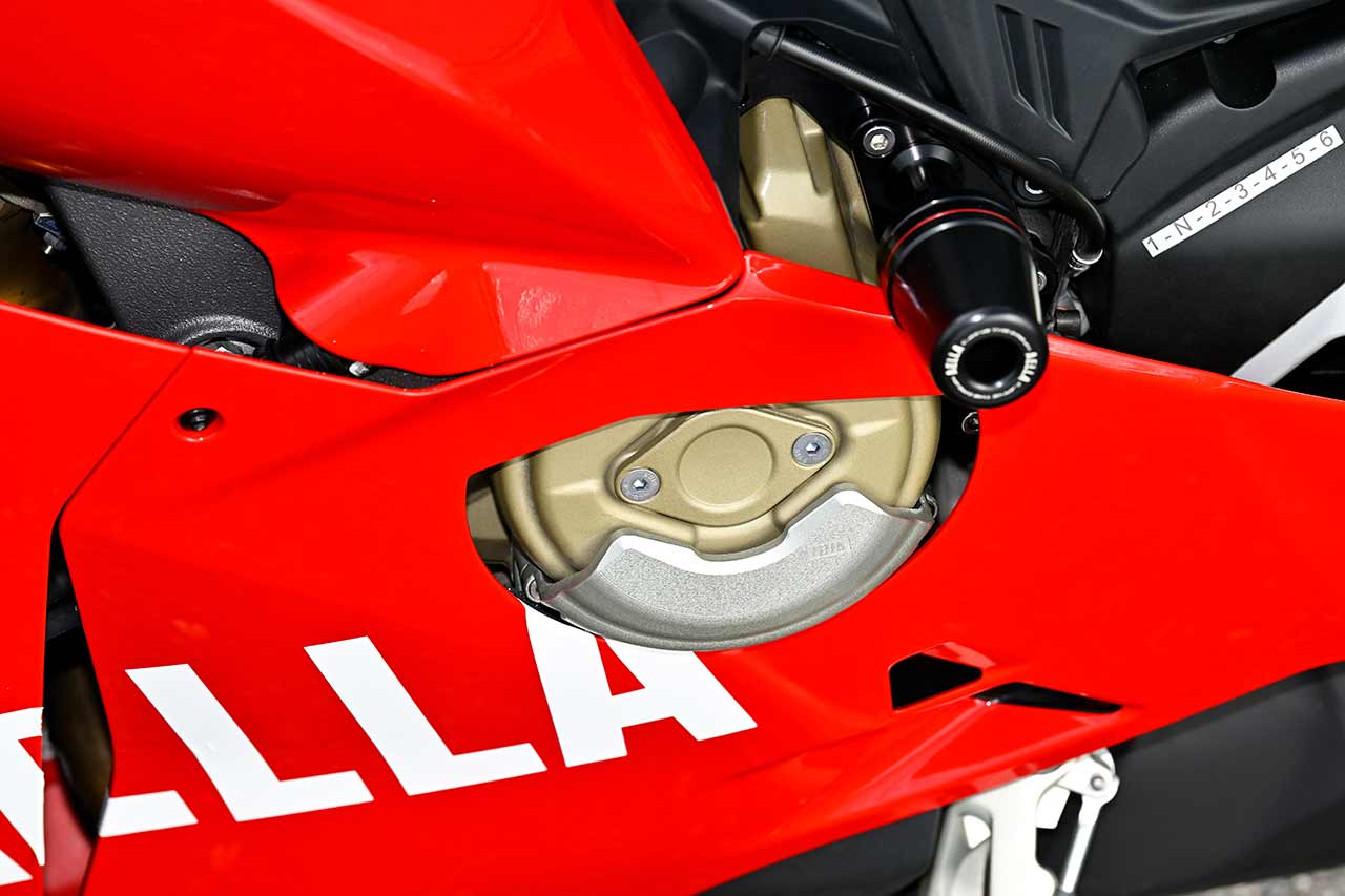 マグネシウム合金製とあって高価なエンジンケースカバーをガードする、アルミ削り出し＆無着色ハードアルマイト仕上げのプロテクター。ジェネレーター側（写真）とクラッチ側が用意される