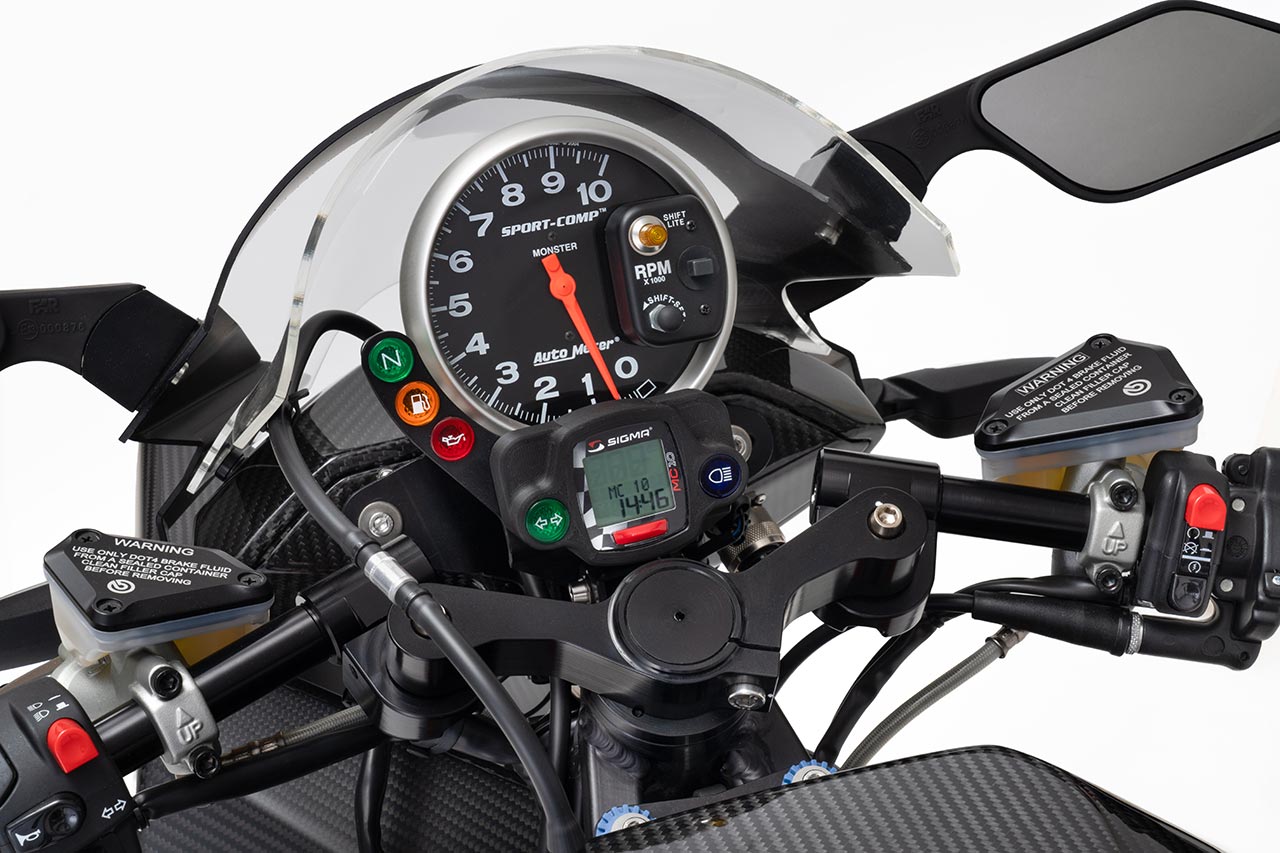 オートメーター製タコメーターはシフトライト付きで、速度はシグマ製デジタルメーターに表示。シンプルなデザインがレーシーな雰囲気を演出する。ハブセンターステアリング故のトップブリッジの小ささにも注目したい。