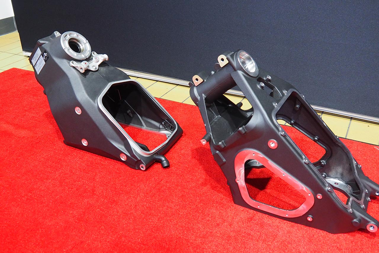 右が新型のフロントフレーム。鍛造アルミ製モノコックで、大幅な肉抜きによって旧型と比較して約4kgも軽量化した。フロント周りの重量削減は軽快なハンドリングに大きく貢献している
