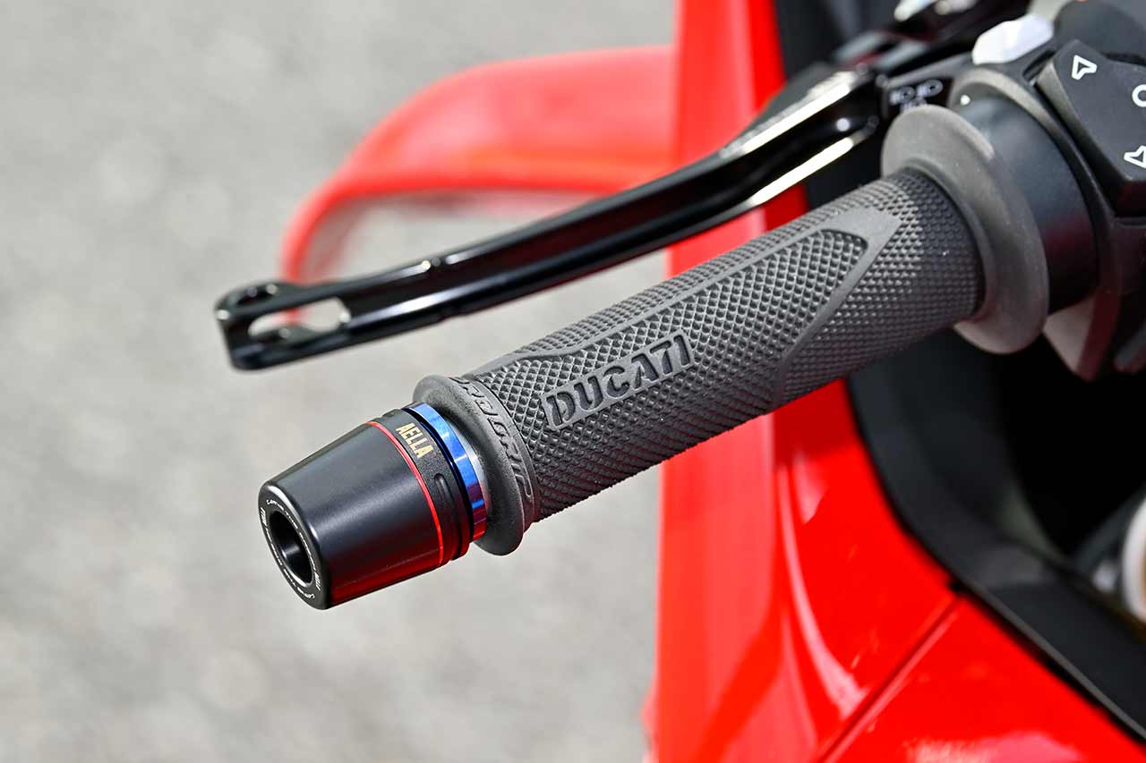 人気のブレーキレバーガード＆バーエンドスライダーセットには、左側ハンドル用のバーエンドスライダーも同梱。この車両は、制振効果のあるハンドルバーエンドチタンカラーも導入している