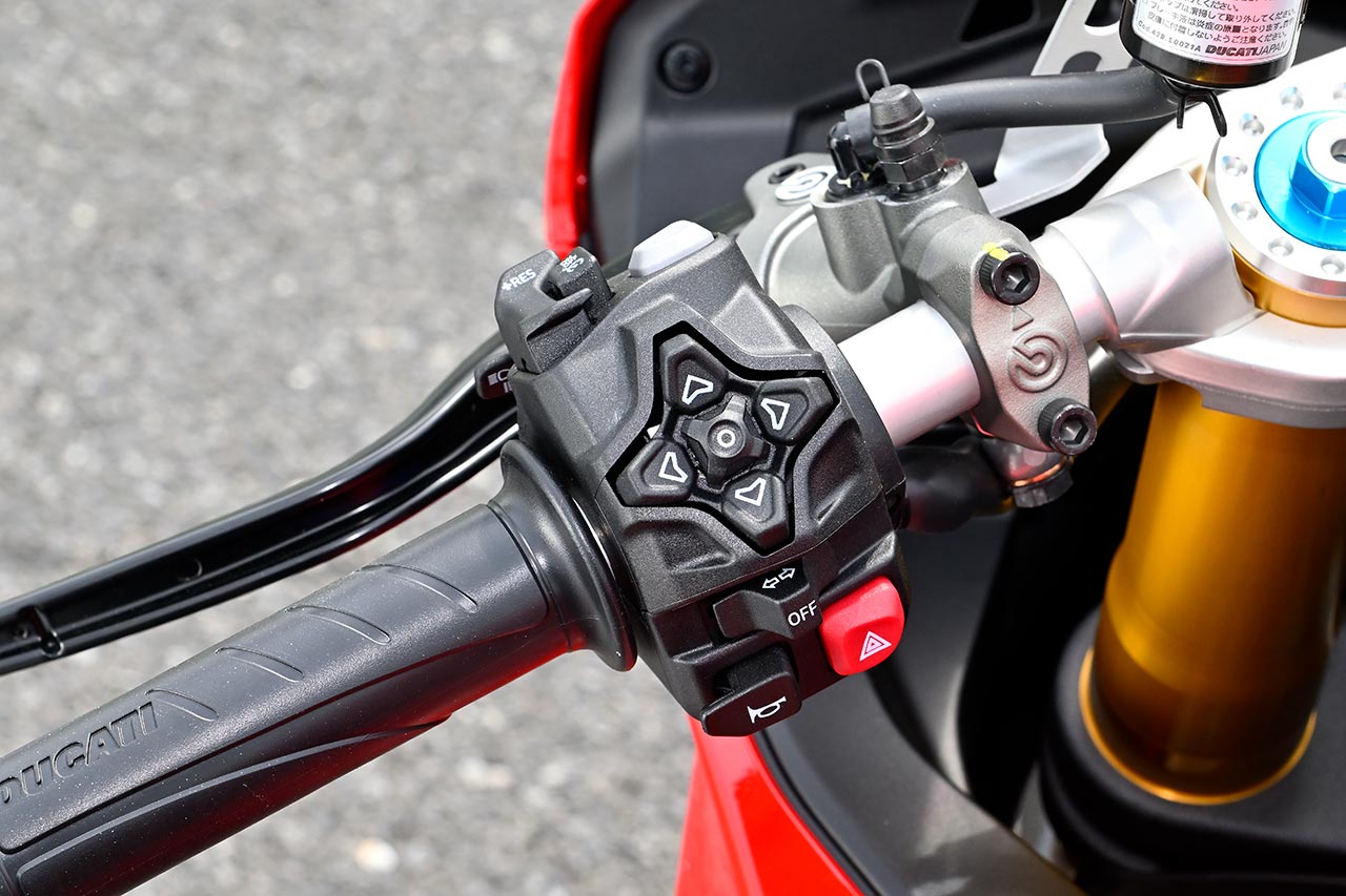 スイッチはパニガーレV4譲りの新デザイン。各ボタンはグローブをはめたままでも操作しやすく、アイコンによる機能表示により、直感的に操作できる