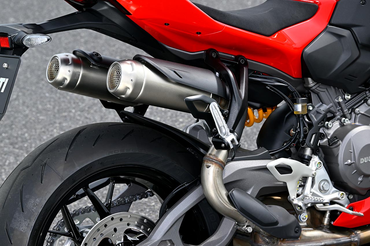 916系へのオマージュ的印象が強いセンターアップサイレンサー。サウンドチューンが施され、低回転では重厚、高回転ではレーシーな排気音を発する