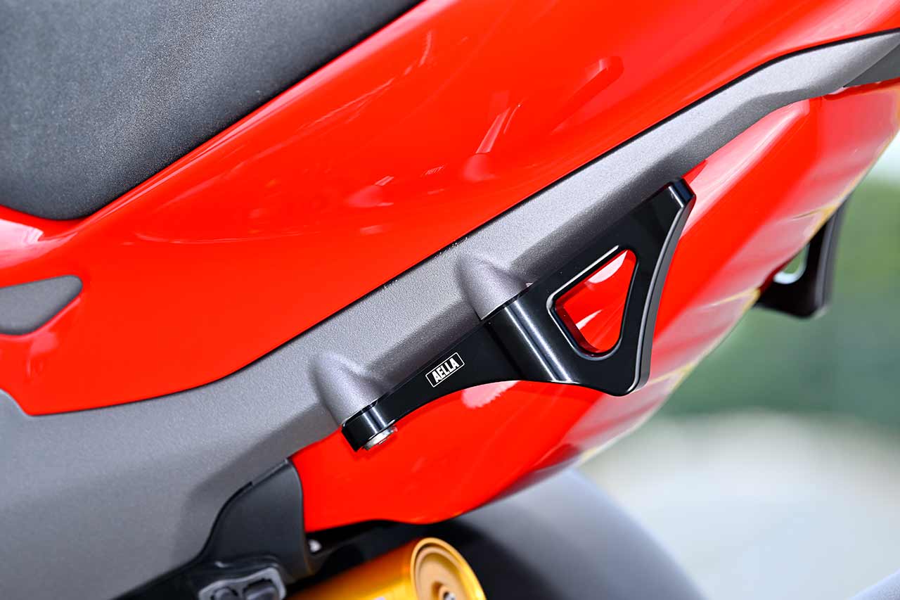 トランスポーターへの積載時などに、固定が容易になるタイダウンフック。ジュラルミン製で剛性に優れ、特色を含めてアルマイト色も豊富な設定から選べる。便利パーツでありながら、美しい