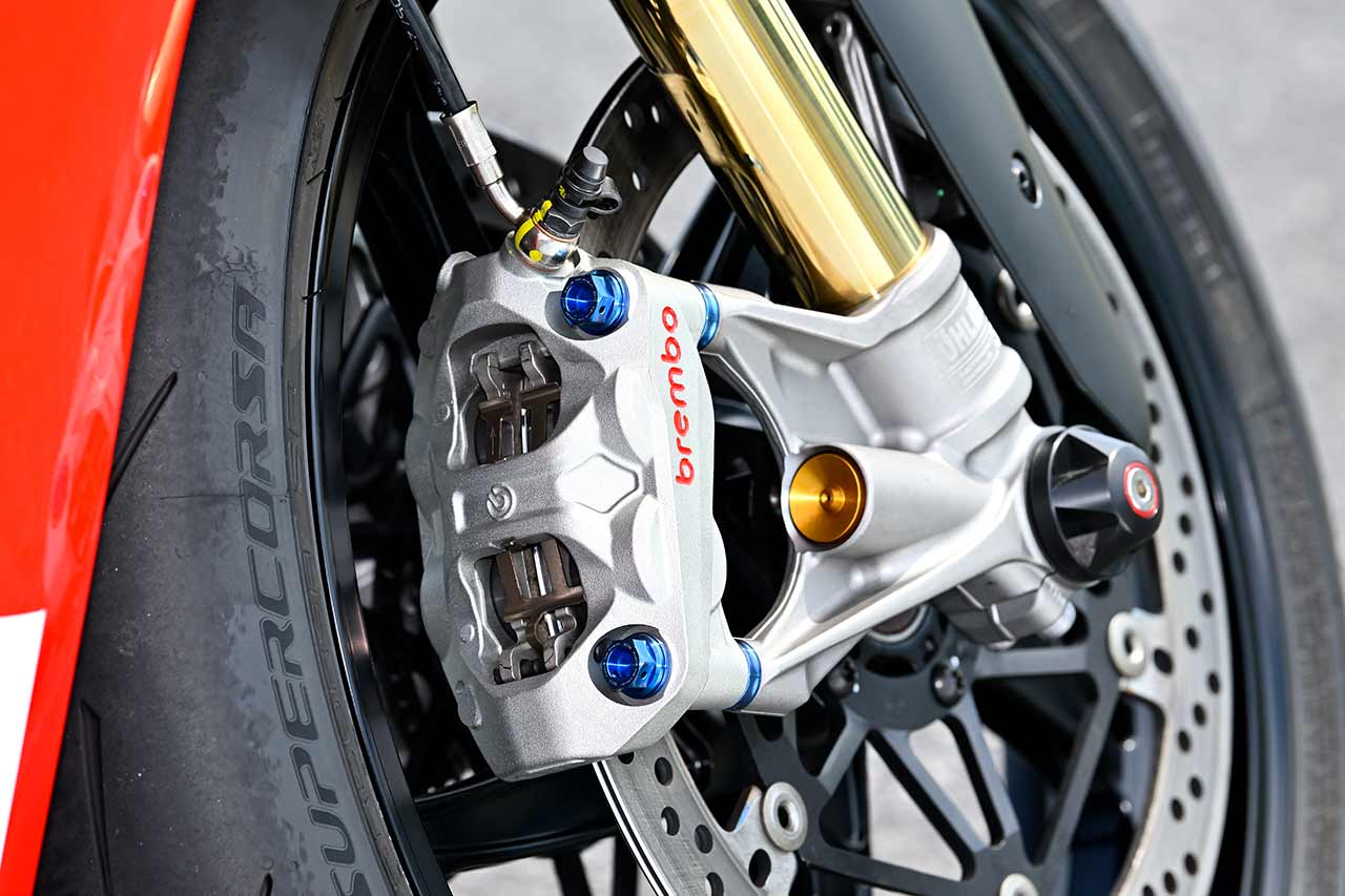削り出しのチタンキャリパーボルトとチタンワッシャーで、ブレーキの操作性をさらに向上。チタンブレーキキャリパーオフセットカラーは、サーキット走行など、リフレクター除去時に役立つ