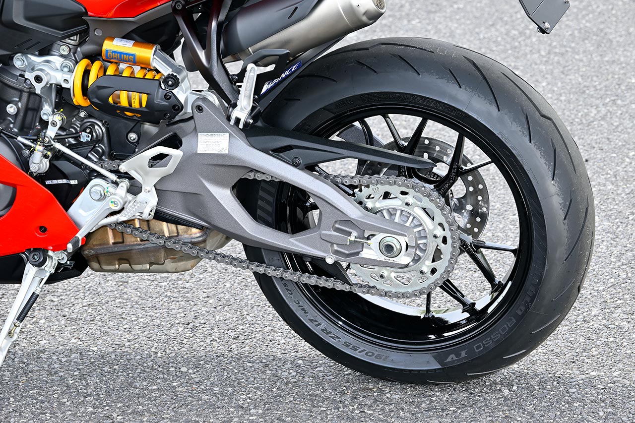 アップ/ダウン対応のクイックシフターはDQS2.0。センサーはシフトロッドではなくシフトドラムに配置。より正確な動作とスムーズな変速が可能に