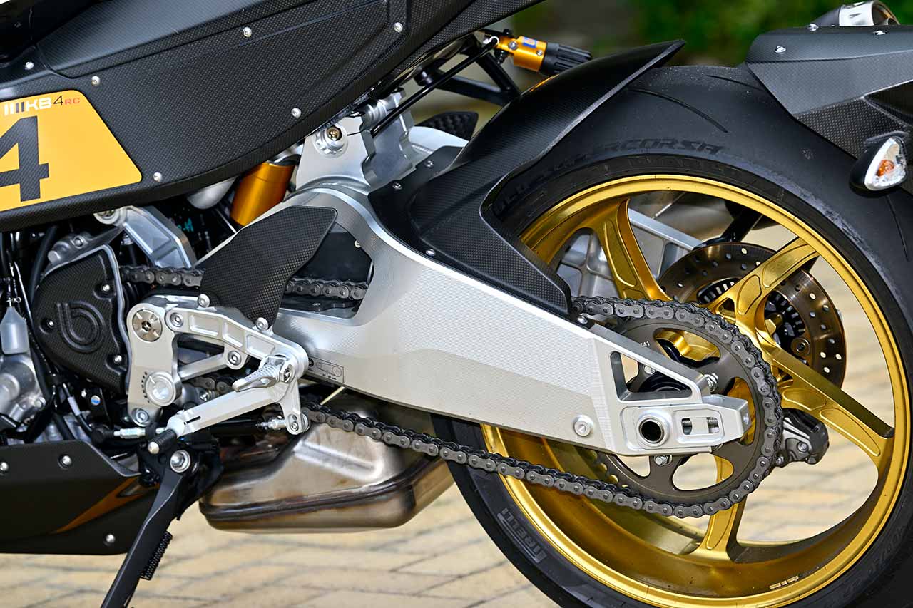 スイングアームはアルミ合金・アンチコロダル6082を削り出した3つのピースを溶接。最適なねじり剛性とスイングアーム長でトラクション性能を高めている