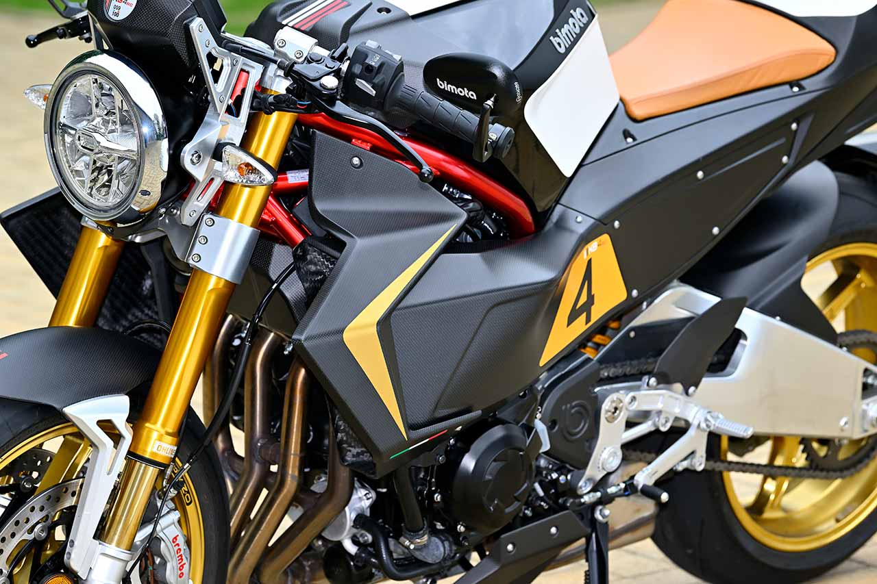 フロント左右に張り出した加圧効果があるエアダクトからシート下のラジエターへと外気を導入。理想的な前後重量配分とともに冷却性能の向上も果たしている