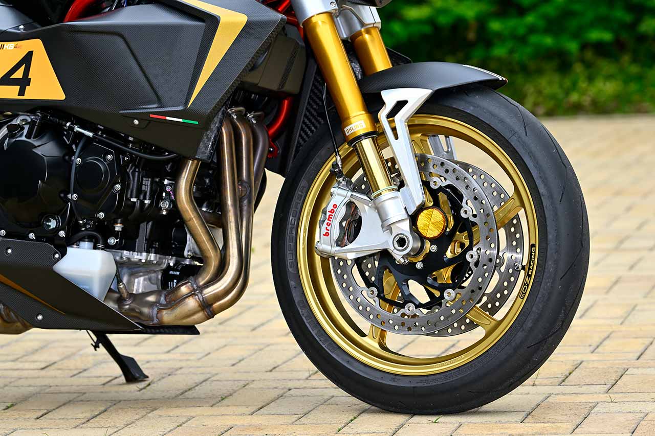 サスペンションは前後ともオーリンズ製フルアジャスタブル。ブレーキシステムはブレンボ製。OZ製鍛造アルミホイールなど、世界の一級品を惜しみなく投入