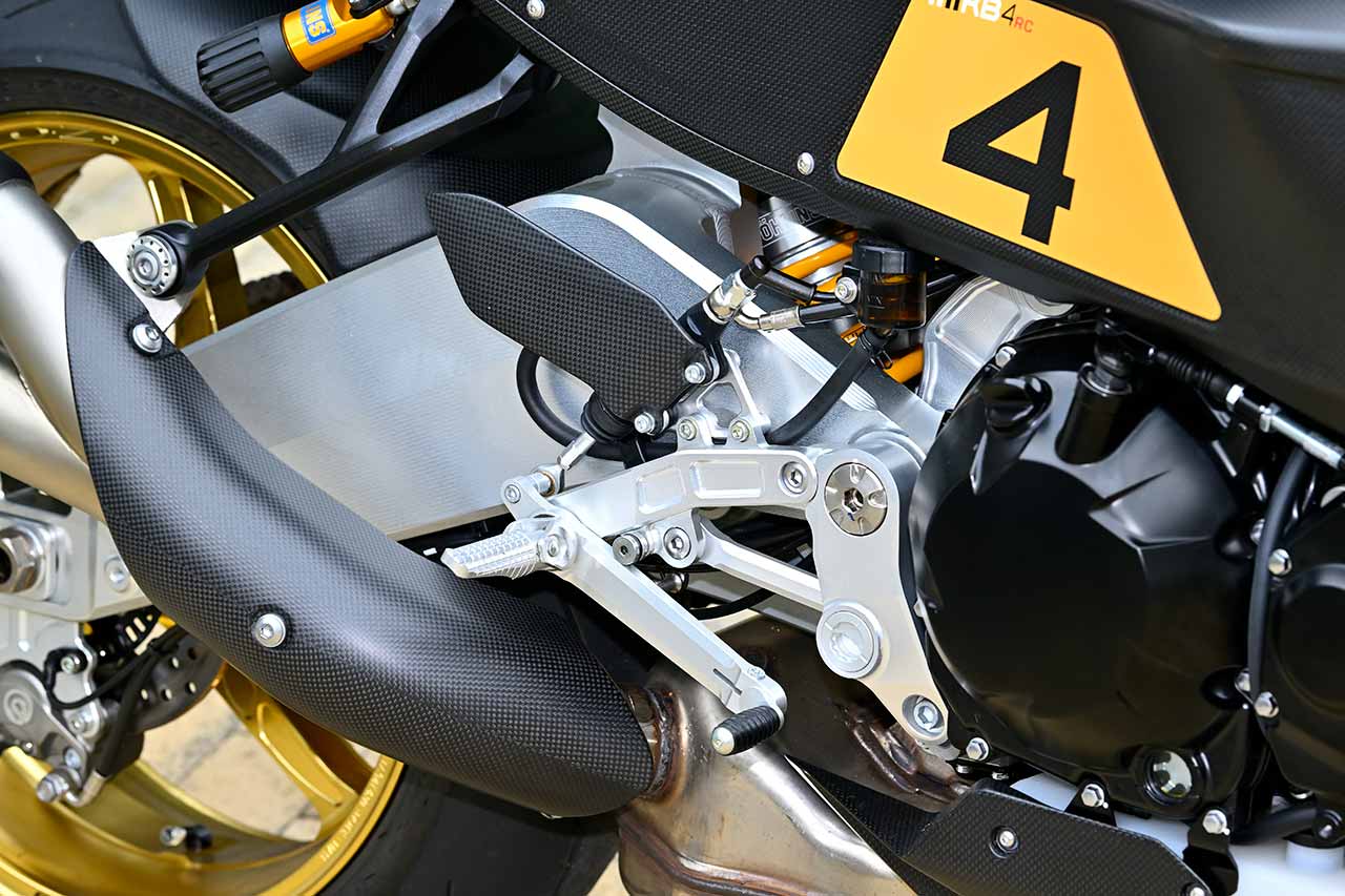 アルミ削り出しパーツ、カーボンファイバー素材をふんだんに採用し、細部に至るまでレーシングムードたっぷり。カワサキインテリジェントABSを搭載する