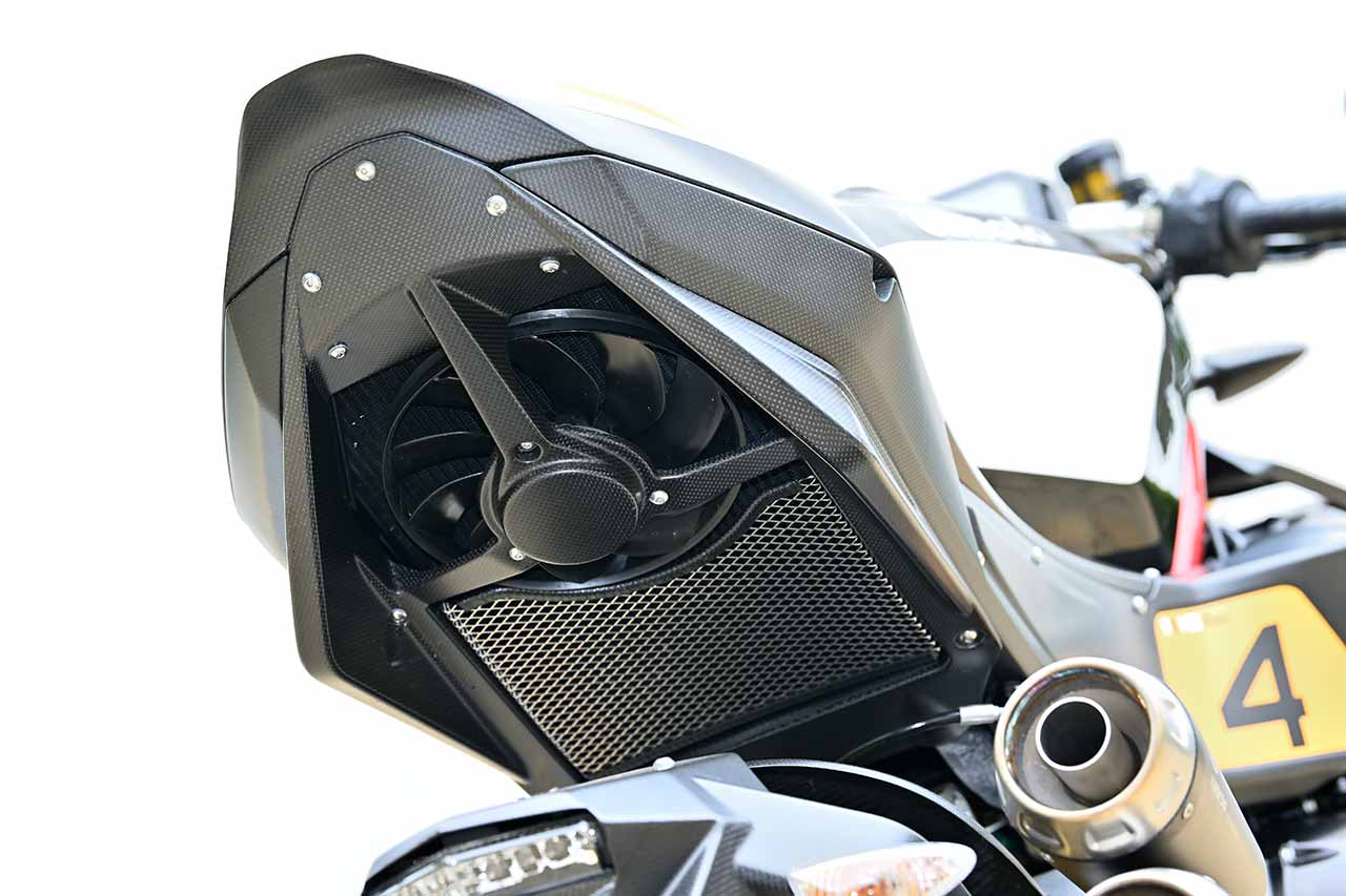 シート下にラジエターを配置する独特なレイアウト。エンジンをより前にマウントでき、前輪53.3％、後輪46.7％というビモータが理想とする前後重量配分に