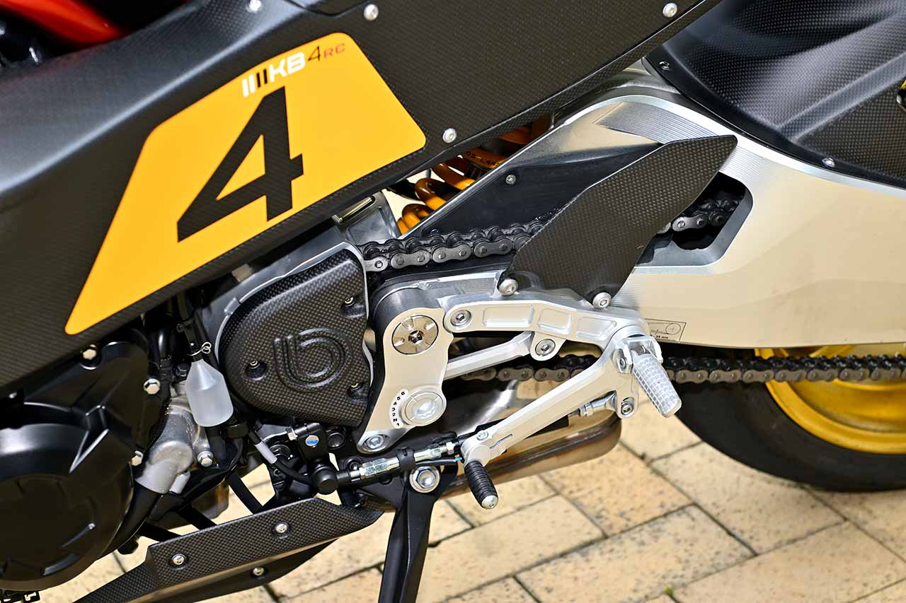 ステップ位置はエキセントリックアジャスターで容易に調節可能。リアショックのアッパーマウントにもエキセントリックアジャスターを配し、車高調整可能だ