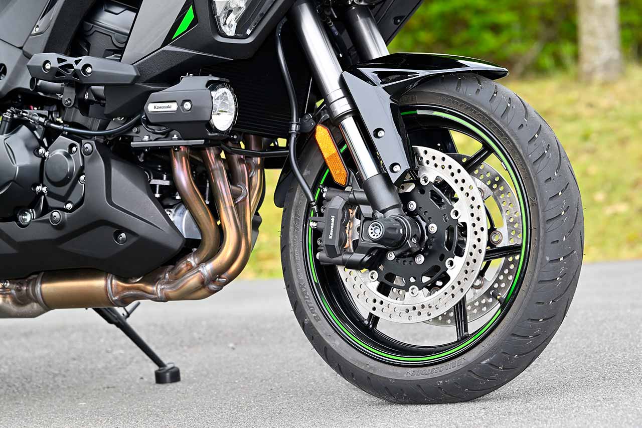 ロングストロークのフロントフォーク。ホイールは前後17インチ