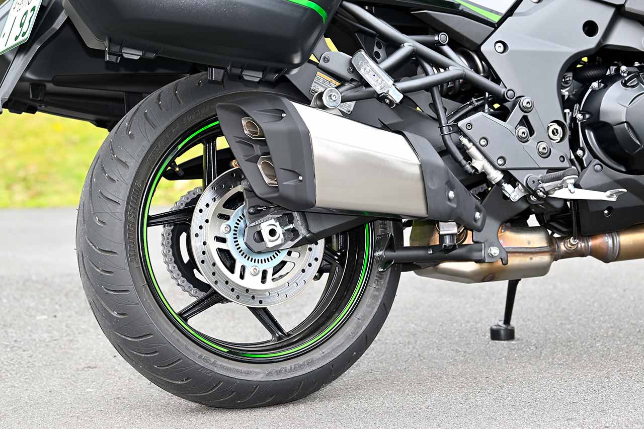 プレチャンバー採用でサイレンサーを小型化しマスを集中