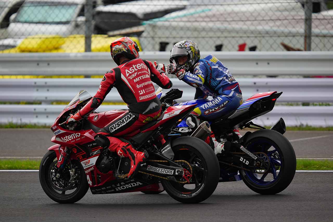 Race1でお互いの健闘をたたえ合う中須賀（右）と元チームメイトの野左根。0.004秒差の好勝負だった
