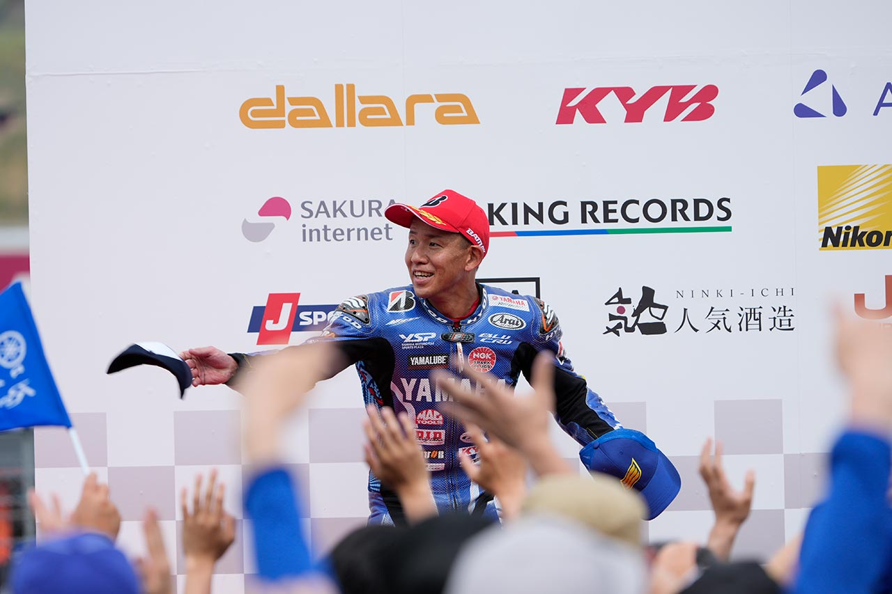 「応援してくれるファンがいる限り、レースは最後まで諦めない」とは、中須賀の口癖でもある
