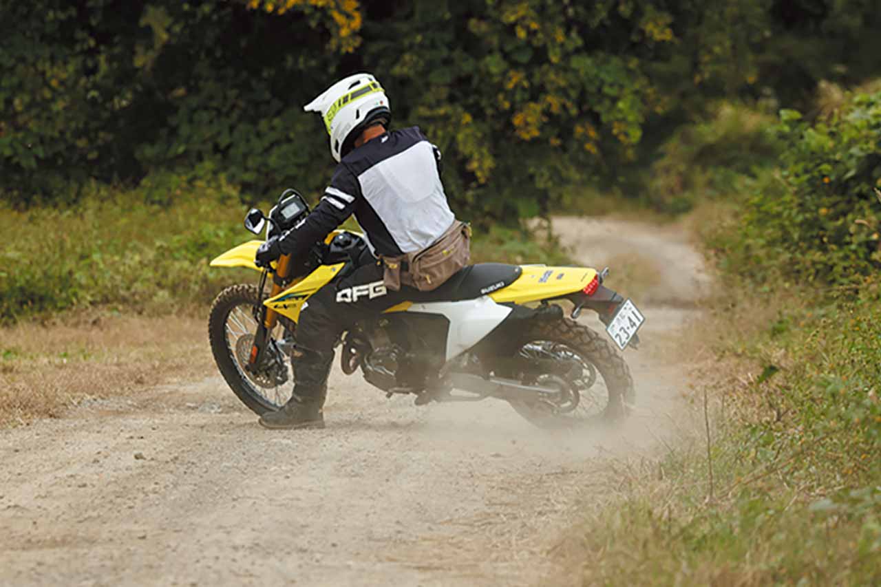 フラットダートではブレーキターンを試みたが、重量があるにも関わらず、そこからのアクセルターンへの移行もしやすかった。全体的なバランスの良さを感じることができた