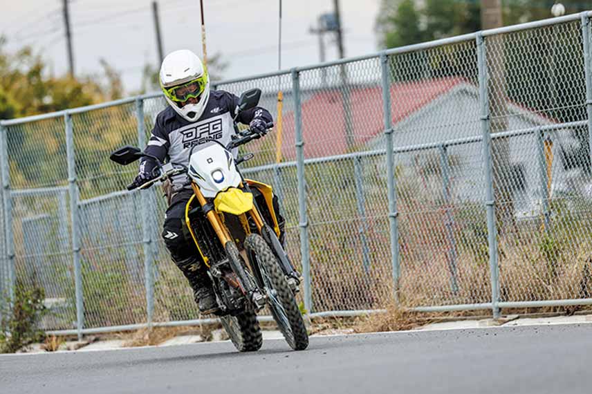 90年代の250トレールのようなフロントがポン!と浮くような軽快感はないが、エンジンのレスポンスは十分過ぎるほどあるし、高速走行も余裕だった。ワインディングでの旋回性、高速道路での加速性が高く、追い越しも十分に余裕を持ってできる