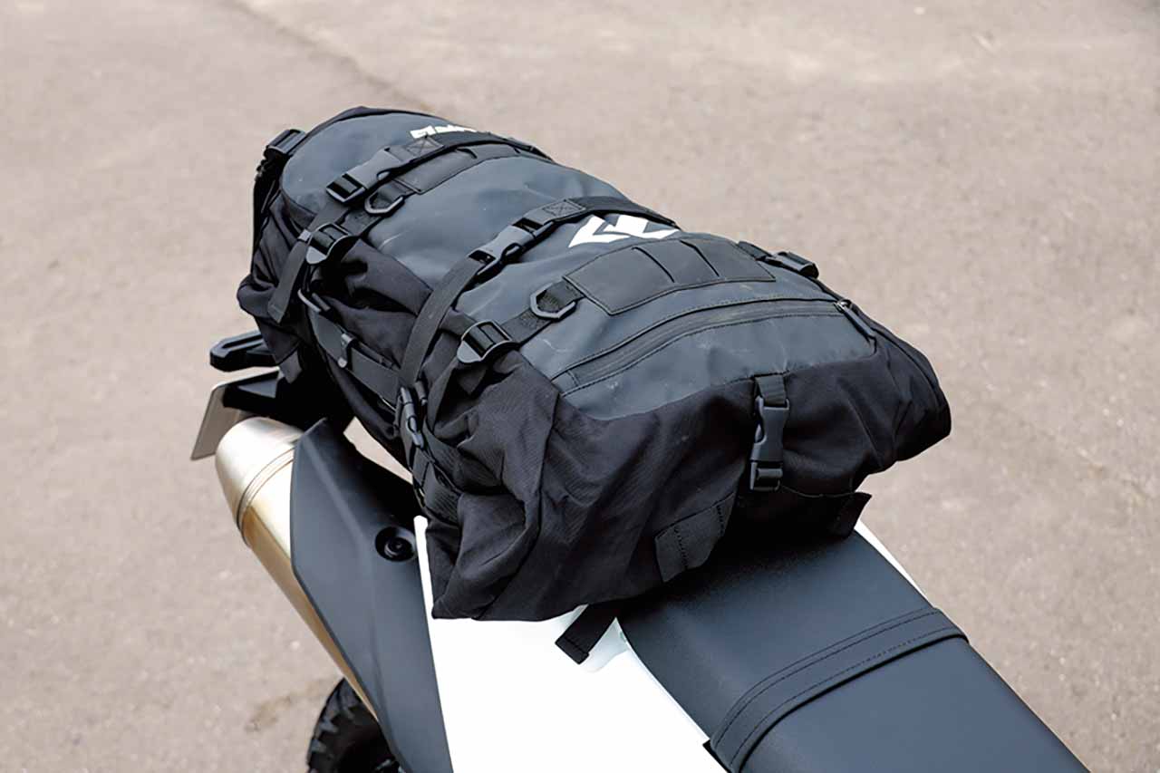 シート後方～リアフェンダー形状がフラットで広いため、荷物掲載もしやすいのが嬉しい。写真はキャリアをつけていない状態で、DFGモジュールモトパックを掲載。かなり安定感は高い