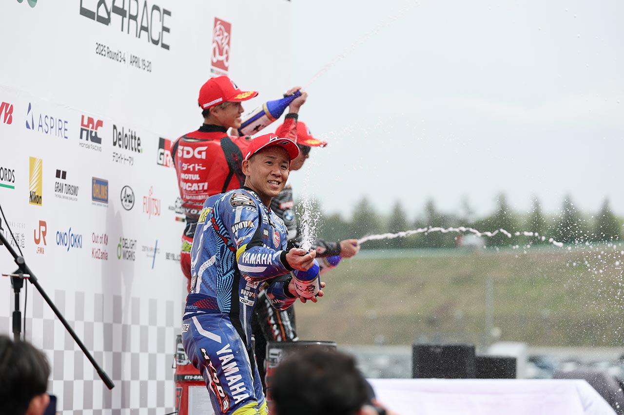 「全てを出し切れたレースであれば、勝てなかった原因を究明して次に繋がるから割り切れる。中途半端なレースをすると、反省から始めなければならないから大変なんだ」と中須賀。開幕戦の中須賀は、その表情から前者だったことがうかがえる
