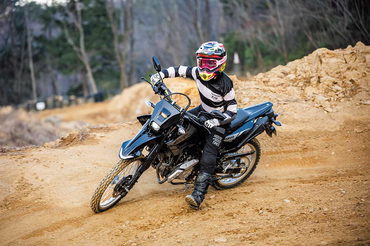 【WRらしさを発揮させるオフロード】WRの名は伊達じゃない。純正のオフロードタイヤよりほんの少しオフロード向けのタイヤに交換をすることで林道は勿論、オフロードコースでもアグレッシブな走りを楽しむことができる