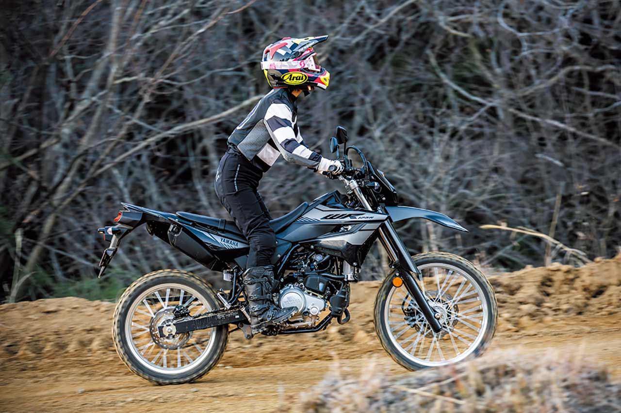 【ガバ開けしても怖くない、優しいエンジン】アクセル操作に対する（低回転の）反応は、とても穏やか。125らしいトコトコ感もあり、パワーで振り回されることがなく、自分のペースで走れるのがWR125Rの魅力だ