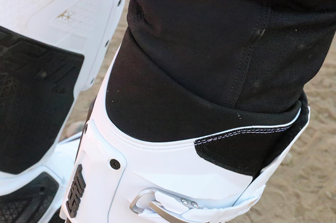 スライドロックシステムと鋳造アルミバックルによる確実なフィット感も、激しい走行中のブレを抑える重要なポイント