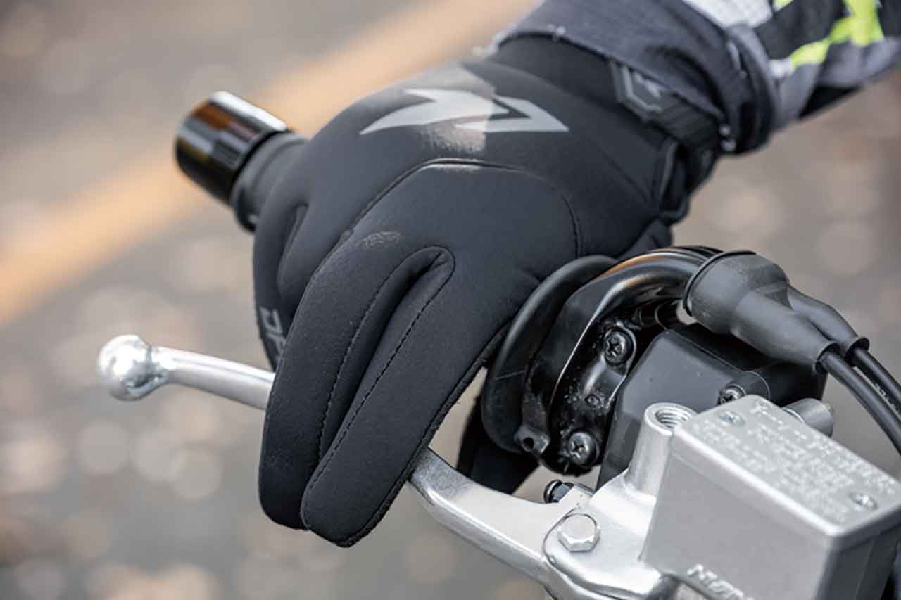 柔軟な掌素材がグリップにしっかり追従し、冬でも安定した操作性を発揮する
