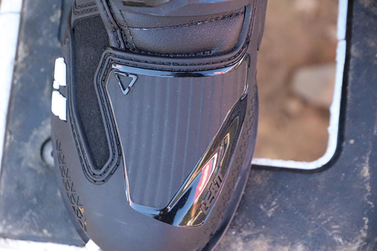 長期使用を前提にした「ロングライフ ライドキット」。予備のバックル、ストラップ、トゥキャップ、ソールが付属し、ブーツ本来の性能を長く維持できる