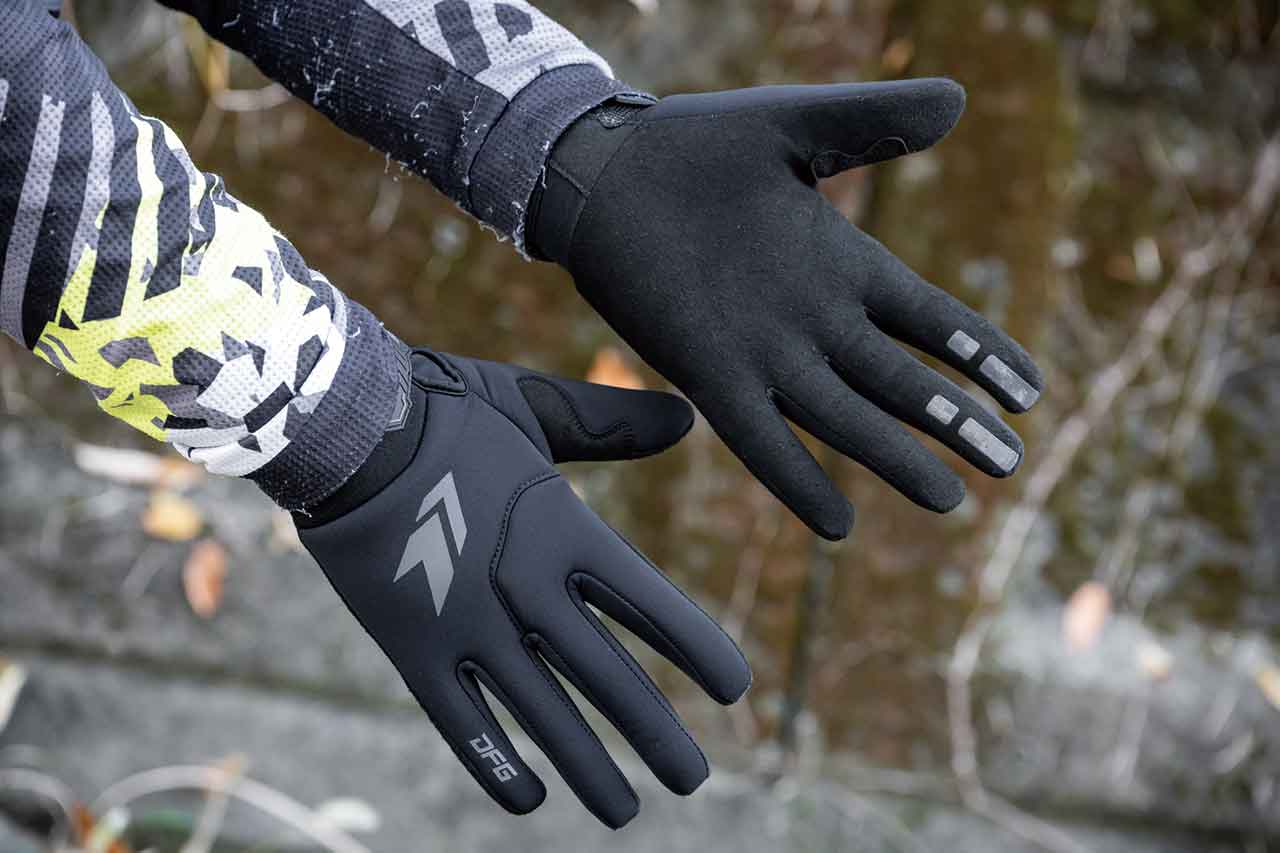 表はウレタンフォームで防寒・防風性、裏は起毛で保温性を確保。軽快な操作感も備えた冬用設計