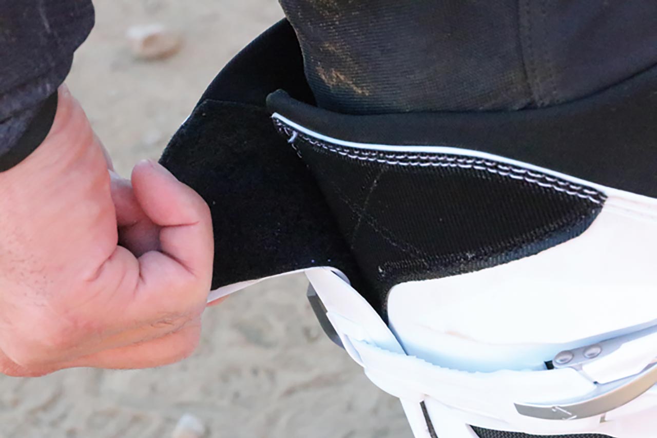 スライドロックシステムと鋳造アルミバックルによる確実なフィット感も、激しい走行中のブレを抑える重要なポイント