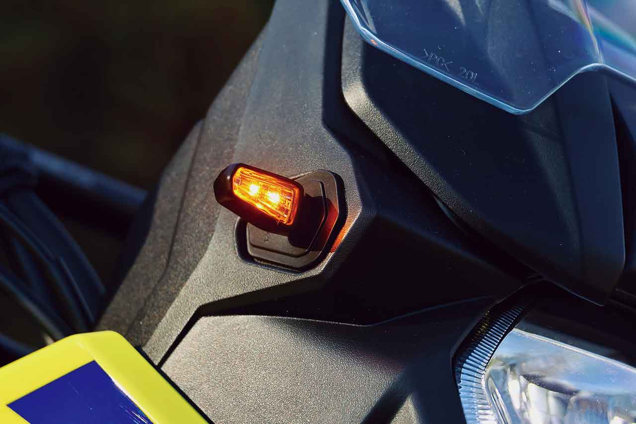 高輝度小型LEDウインカーのZETA RACING「701 LED フラッシャー（6,050円）」は転倒しても壊れにくいコンパクトタイプだ