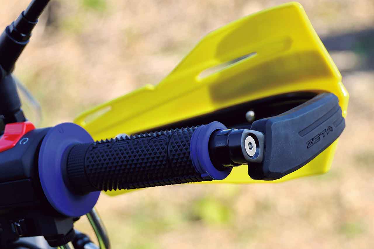 専用設計のZETA RACING「アドベンチャー アーマーハンドガード（15,950円）」と「XCプロテクター（3,960円）」を組み合わせている。レバーは「ピボットレバーセットCP（17,160円）」、「エッジグリップ（2,640円」」を採用