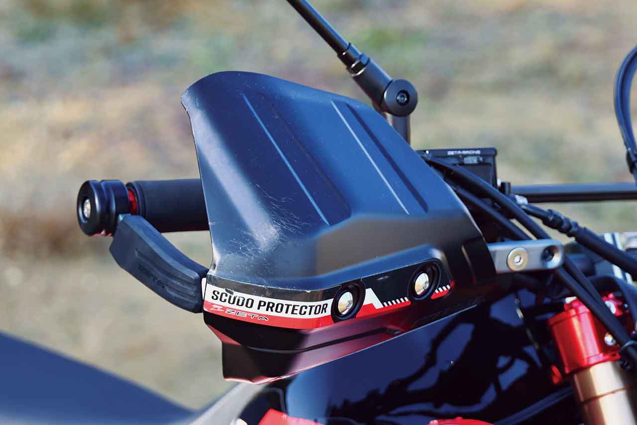 ZETA RACING「アドベンチャーアーマーハンドガード（14,740円）」とオプション「スクードプロテクター（4,620円）」、アーマーガード本体を保護する「バンパー（1,540円）」、アーマーガード外側に装着し車両を保護する「スライダー（3,190円）」を装備