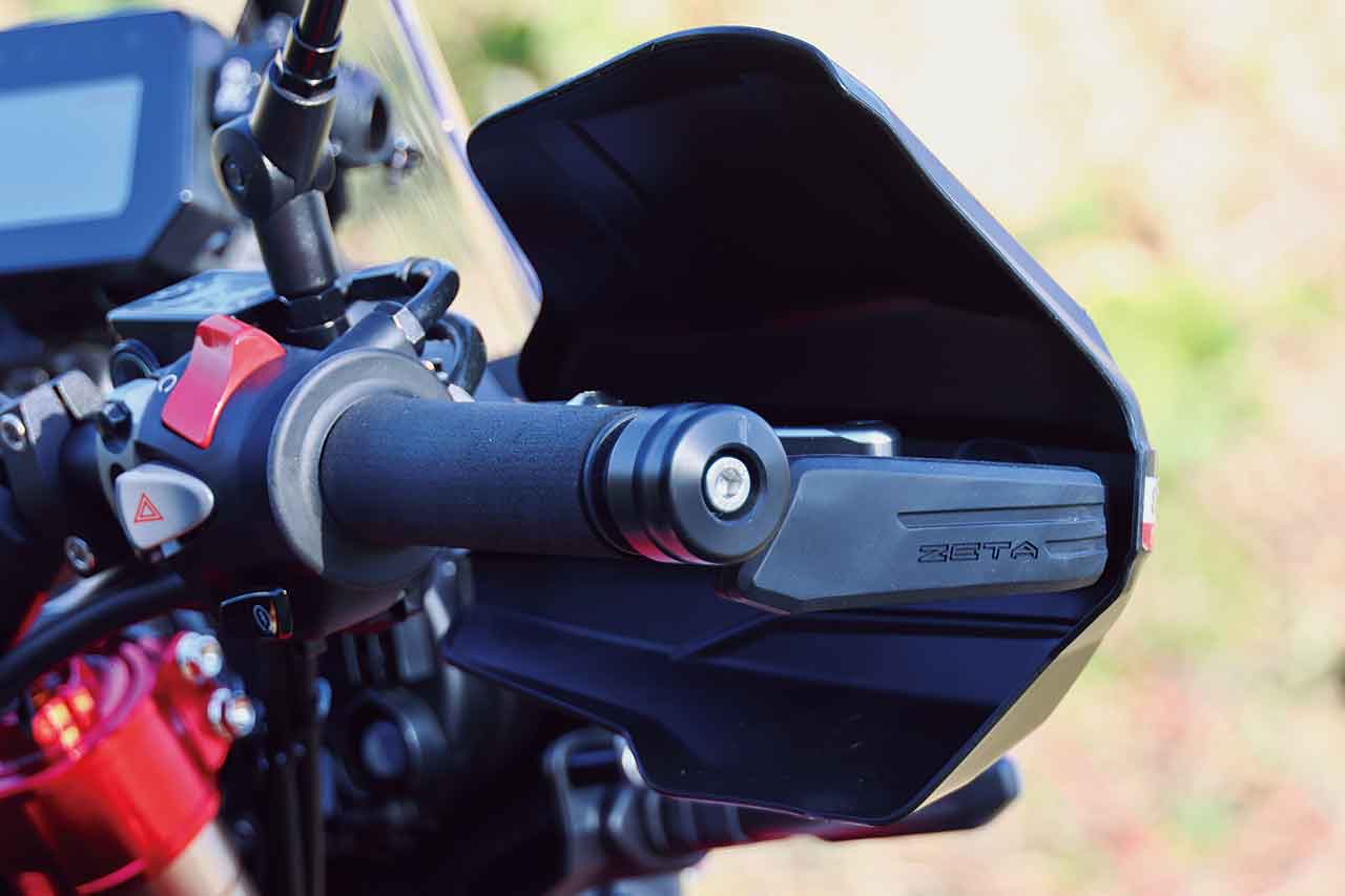 ZETA RACING「アドベンチャーアーマーハンドガード（14,740円）」とオプション「スクードプロテクター（4,620円）」、アーマーガード本体を保護する「バンパー（1,540円）」、アーマーガード外側に装着し車両を保護する「スライダー（3,190円）」を装備