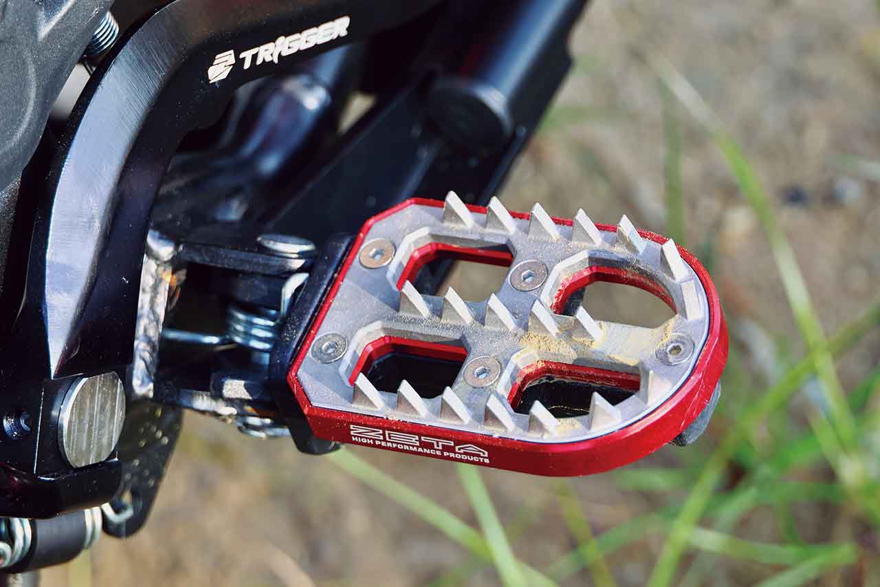 工具を使うことなくゴムカバーとステンレスブレードを切り替え可能なZETA RACING「アドベンチャーフットペグ（18,700円）」