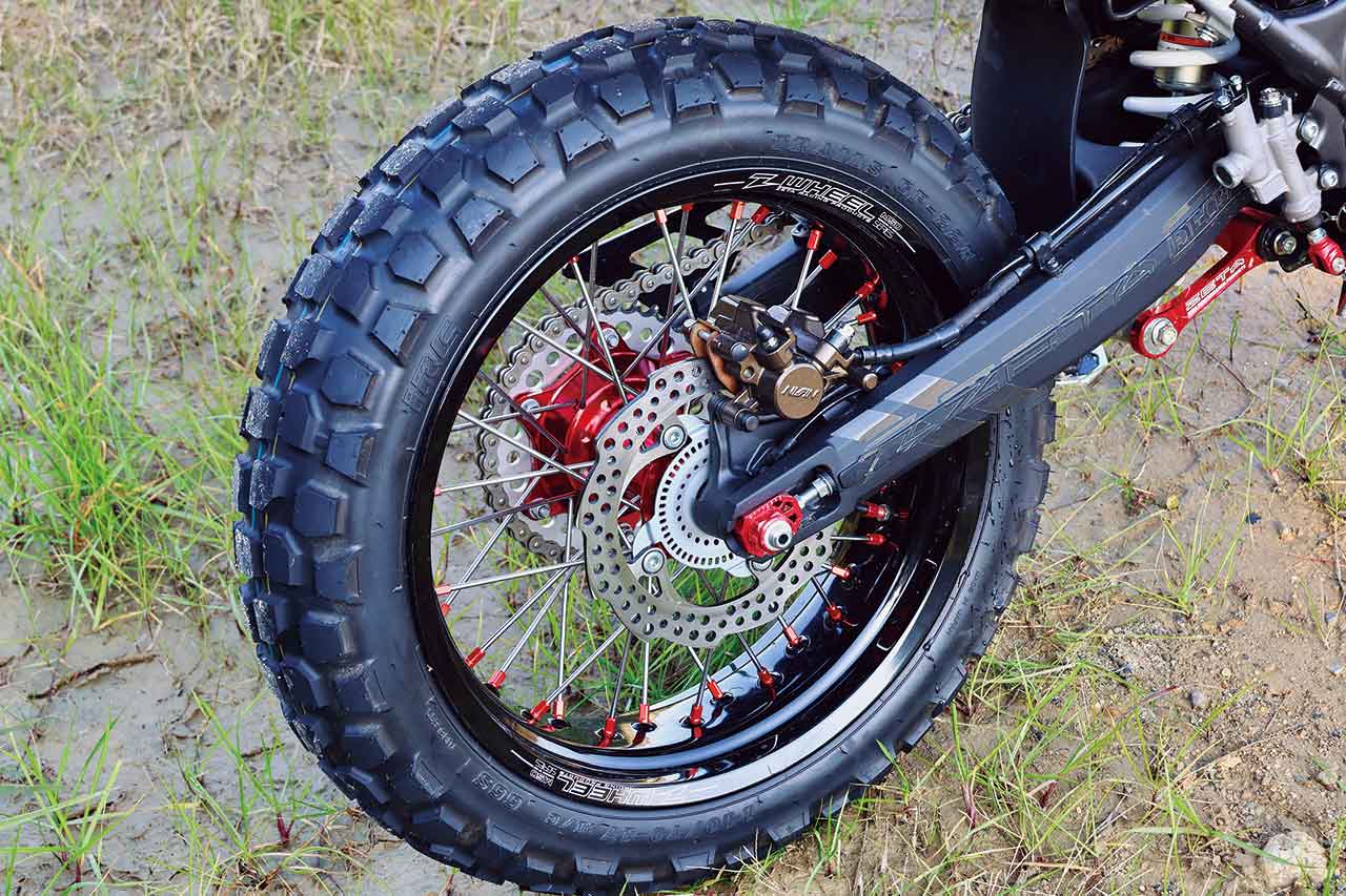 コンパクト化に寄与している前後17インチ化。Z-WHEEL「AR1モタードホイールキット トレール CRF250L/M/RALLY（81,620円）」。17インチホイールの活用アイデアとしても面白い