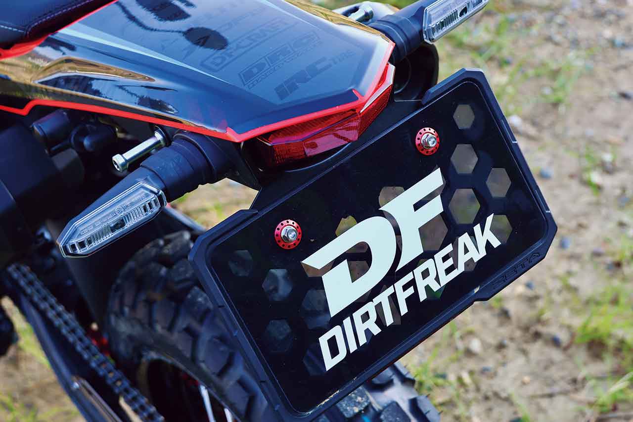 テール周りをスッキリとさせるZETA RACING「LEDラインテールホルダーキット（11,880円）」と「プロテクションナンバープレートホルダー（2,640円）」　