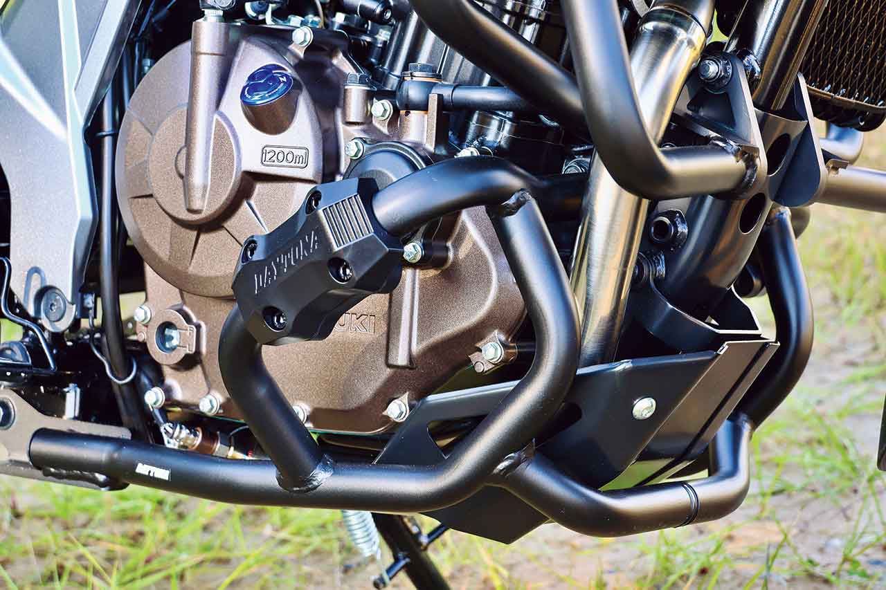 パイプエンジンガード（DAYTONA製）は装着するだけで一気に無骨感が増すアイテム。もちろん不慮の転倒時にはライダーやマシンのダメージを軽減させてくれる。分割構造なのでデザイン性も高い