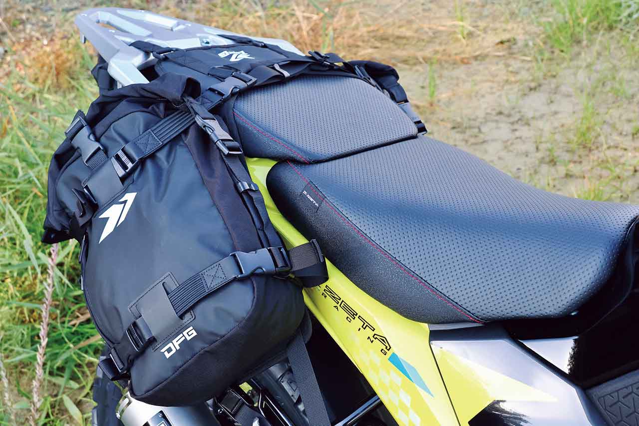 DFG「モジュールモトパック 15（13,200円）」は、倉型のバッグマウントにより荷物の重心が下がり車体の中心に近づける事で、スポーツ走行での運動性能低下を軽減。15Lのモトパック15をシュラウド部のパイプエンジンガードに装備する方法もありだ