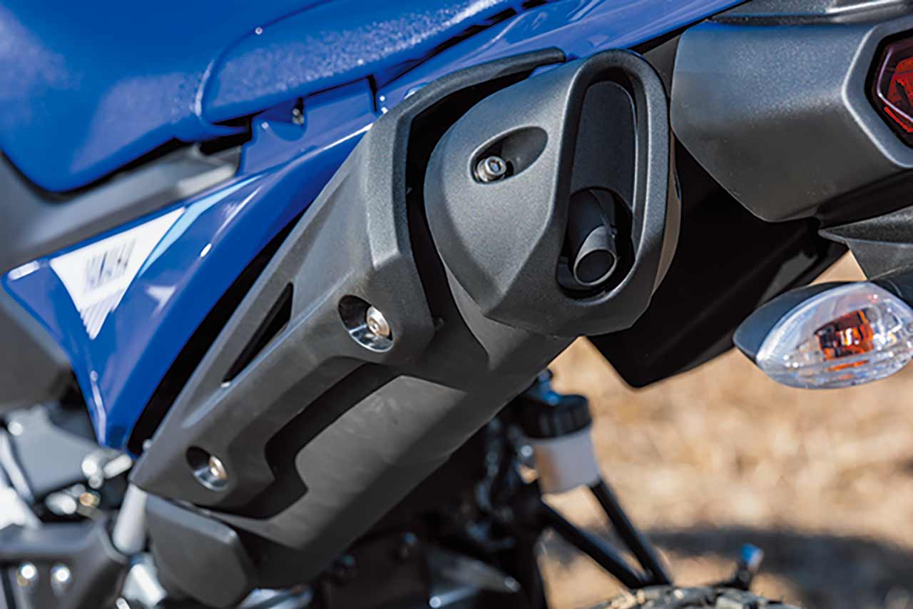 静粛性の高いマフラーエンド部の法規制対応箇所や冷却水カバーなどの小物部分も新設計。メカニカルな要素を強調することで、オフロードバイクらしいスタイルを表現している