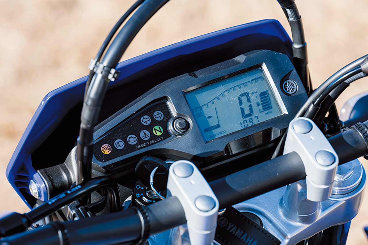 ハンドル周りは余計なものを廃してシンプルにまとめられている。モノクロ液晶ディスプレイは速度計、タコメーター、オドメーター、トリップメーター、燃料計、瞬間/平均燃費表示、時計、ギヤインジケーター、VVA作動インジケーターなどをレイアウト