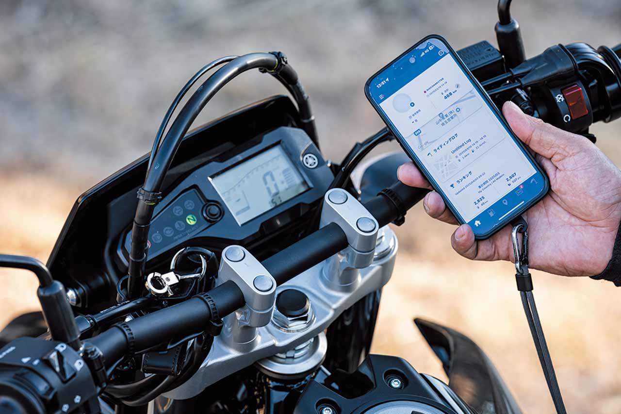 【Y-Connectによる連携でバイクライフをサポート】CCU（コミュニケーション・コントロール・ユニット）を搭載することで、スマホ専用アプリ「Y-Connect」による連携が可能。メーター上でスマホへの着信、バッテリー残量の確認、整備時期の案内、最終駐車位置、燃費、ライディングログなどをスマホで表示することができる